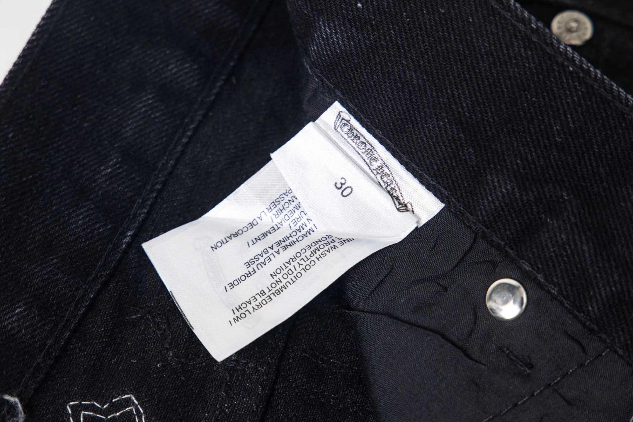 P260 Chrome Hearts Chrome Hearts Black Multi-leather Elements Full of Details Washed Jeans Authentically Restore the Ultimate Vintage Texture Three-Dimensional Fit Loose and Comfortable, Not Slimming Appearing Tall and Slim Made by a Manufacturer Original Quality Control Same Style for Men and Women Can Be Matched for Couples Versatile Recommendations Must-Have Jeans for All Seasons Fashionistas Have Been Disappointed From the Quality Selection of Fabrics, Cutting of Details, and Matching of Patterns, Everything Is Impeccable! The upper body is so handsome when worn...it can be easily worn by men, women and children! The craftsmanship is made of heavy-duty washed pure cotton denim fabric. After washing, it is soft and thick. It is very stylish when worn on the body. Style number: 1775# Color: black Size: 28 30 32 34 36
